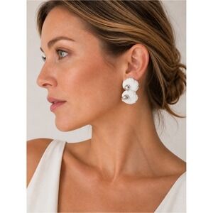 Lisner Signed VTG White and Silver Toned Swirl Clip On Earrings